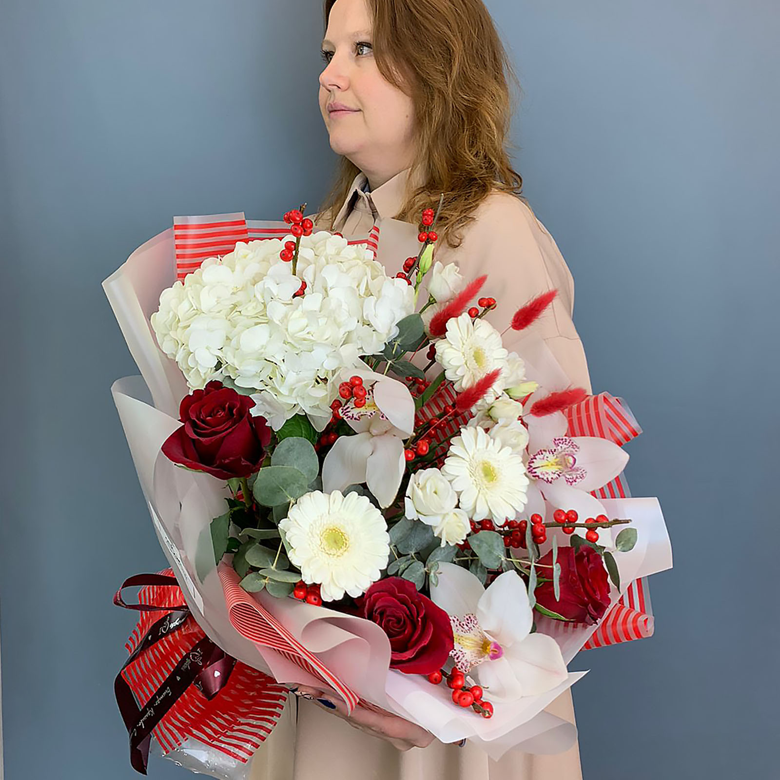 Красно-белый букет с гортензией, орхидеями и ягодами Чудесное время N 70982