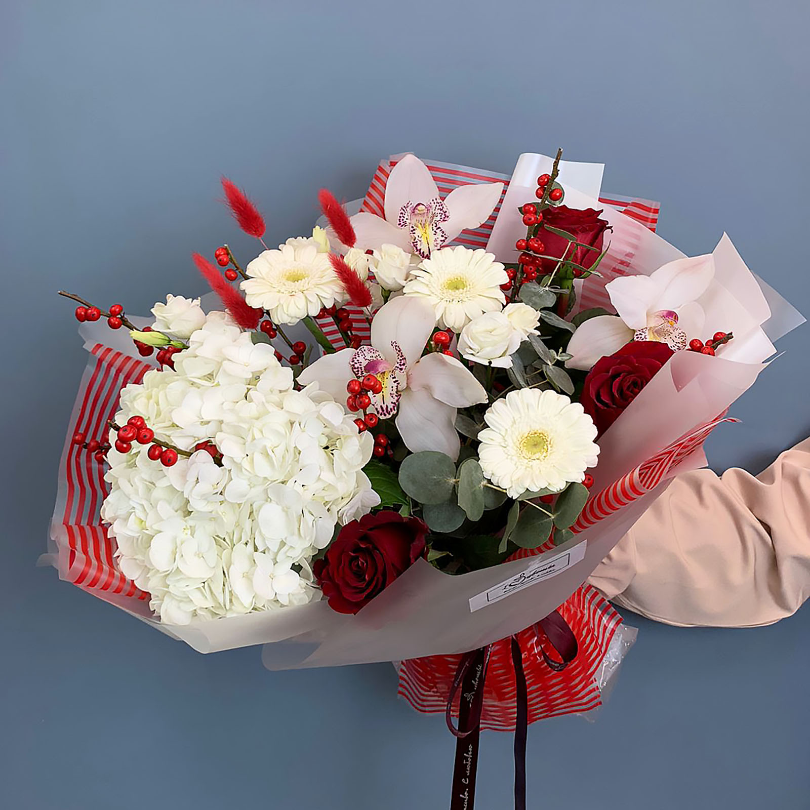 Красно-белый букет с гортензией, орхидеями и ягодами Чудесное время N 70982