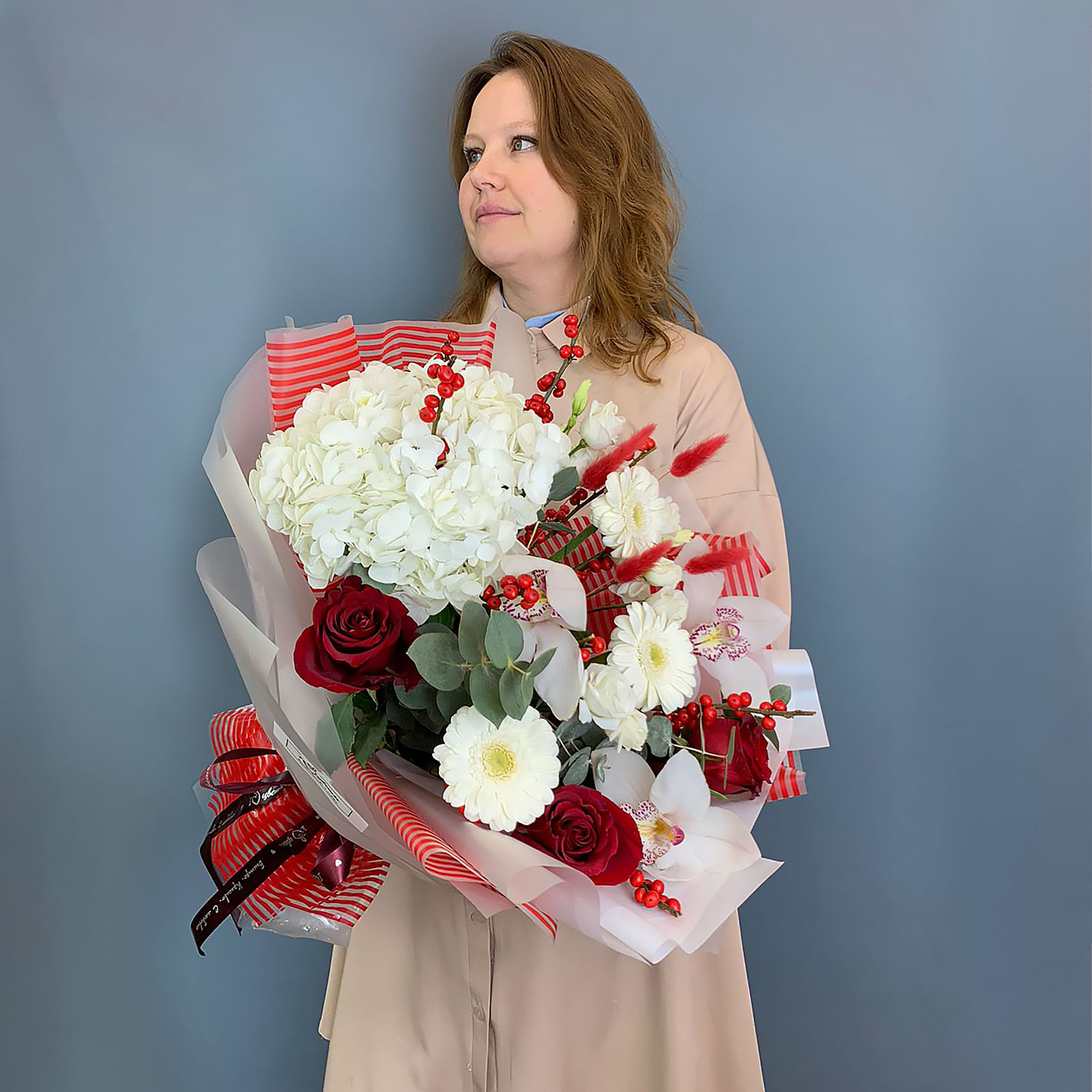 Красно-белый букет с гортензией, орхидеями и ягодами Чудесное время N 70982