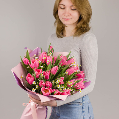 Букет 25 розовых тюльпанов с танацетумом 46335