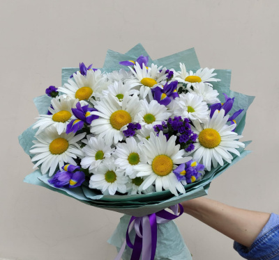 Букет из ромашек с ирисами "За облаками небо". N 36290