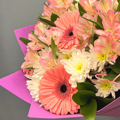 Букет из кустовой хризантемы с герберой и альстромерией "Танец бабочек" N 5490