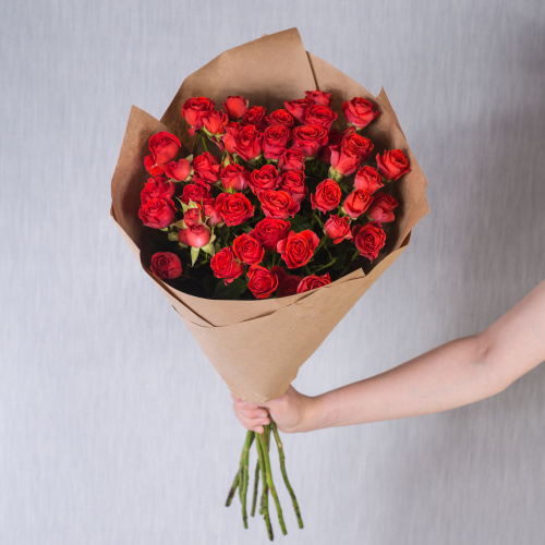 Букет из красных кустовых роз арт. 27803