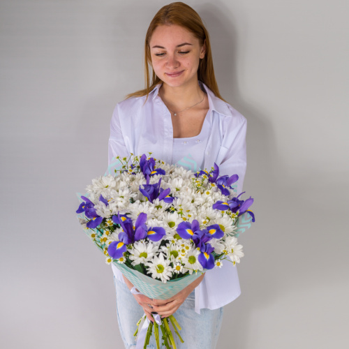 Букет с хризантемой, ирисами и ромашками арт. 52674