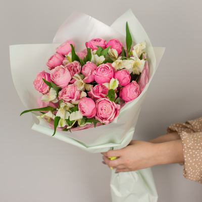 Букет из кустовых пионовидных розовых роз с альстромерией N 50422
