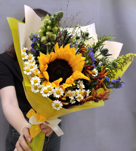 х Букет "Подарок лугов" с подсолнухом арт. 36286