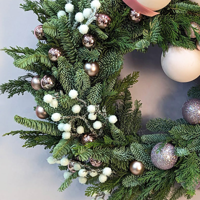 Венок Снежные ягоды из живых хвойных веток нобилис с украшениями N 72254