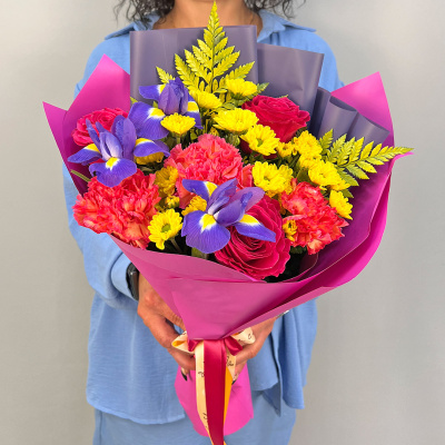 Букет из розовых роз с ирисами и кустовой хризантемой арт. 52446