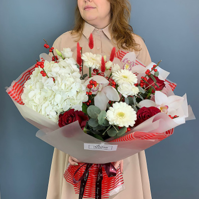 Красно-белый букет с гортензией, орхидеями и ягодами 70982