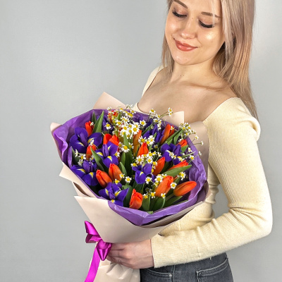 Букет из тюльпанов с ирисами и ромашками (17+9) 46397