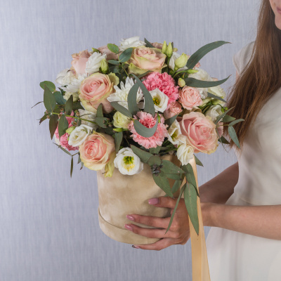 Композиция в коробке "Бал цветов" с розами, эустомой, диантусом и эвкалиптом N 38371