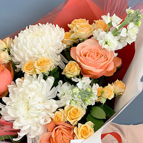 Букет из одноголовых хризантем с Эквадорскими розами и матиолой арт. 70981