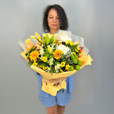 Букет из одноголовых хризантем с лилей и герберами N 52463