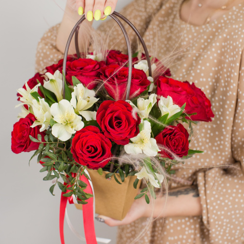Сумочка с красными розами Кения и альстромерией арт. 50539