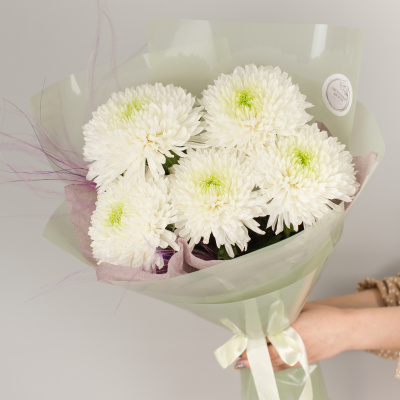 Букет из одноголовых белых хризантем с сухоцветами 50443