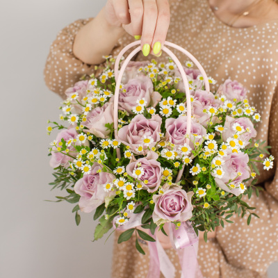 Сумочка с розами Кения и ромашками (танацетум) N 50540