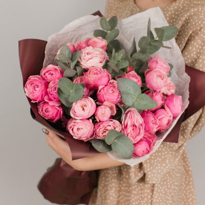 Букет из кустовых пионовидных розовых роз с эвкалиптом N 50416