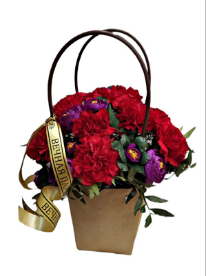 Траурная корзинка N 3 из красных гвоздик + искусственные цветы