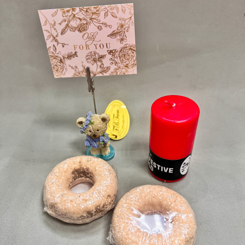 Подарочный набор "Наслаждайся" с пончиками-бомбочками для ванны, свечой и держателем для фото арт. 46448