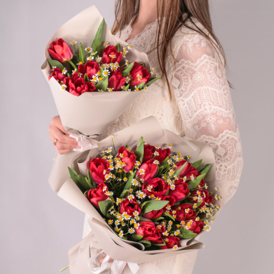 Букеты из красных тюльпанов с ромашками для мамы и дочки 59874